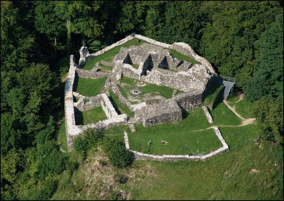 Die Gesslerburg aus der Vogelperspektive